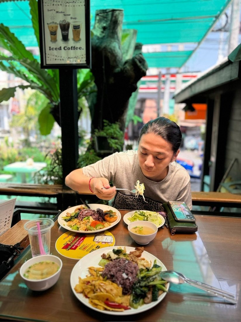 タイの食堂で食事をする本人